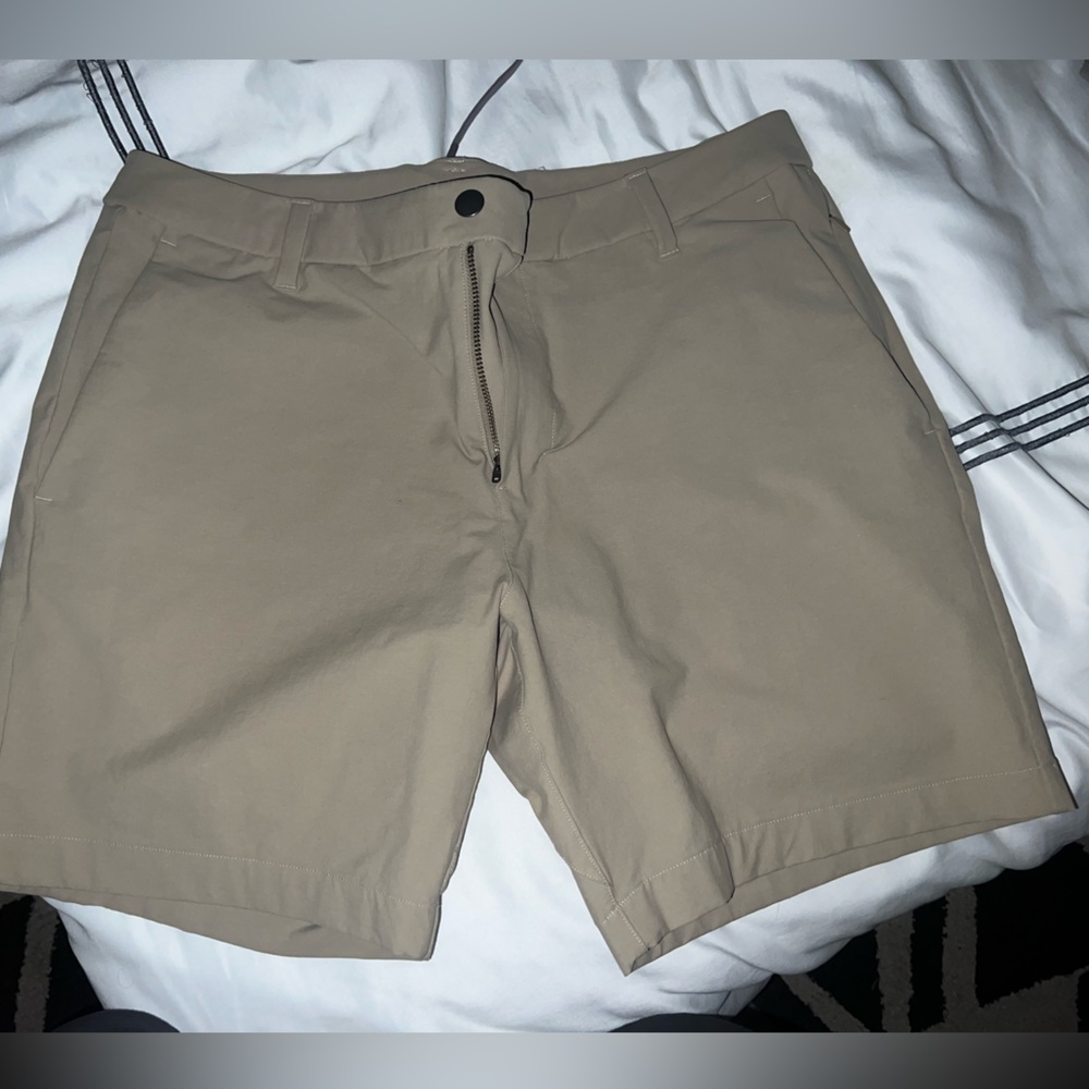 Lululemon men’s Khaki shorts